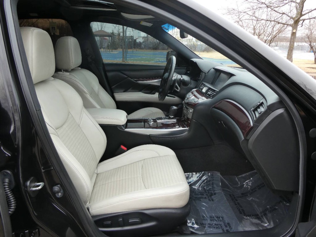 2016 INFINITI Q70 Image 30