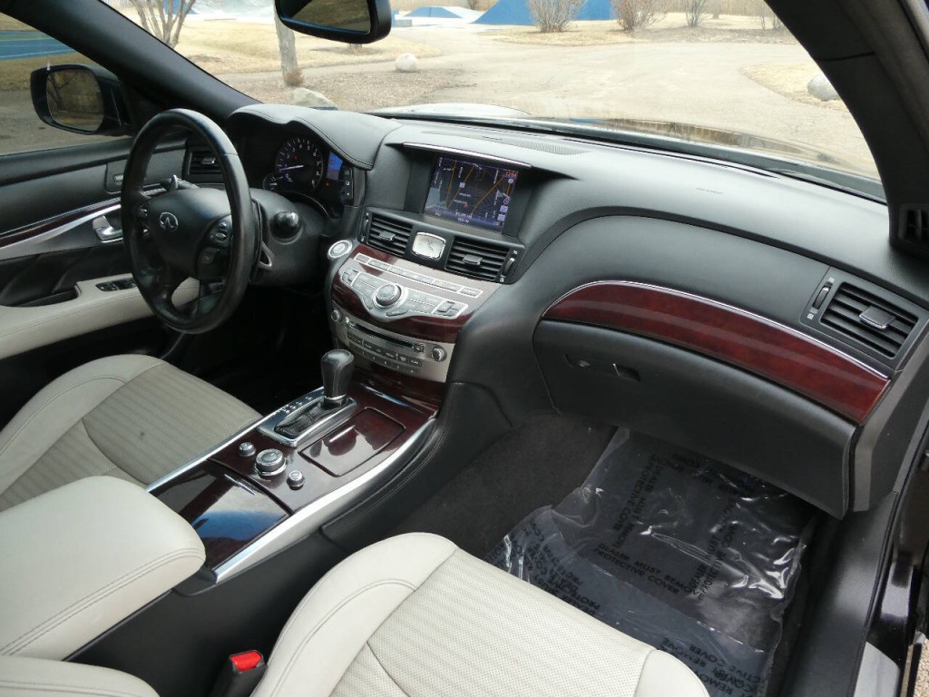 2016 INFINITI Q70 Image 31