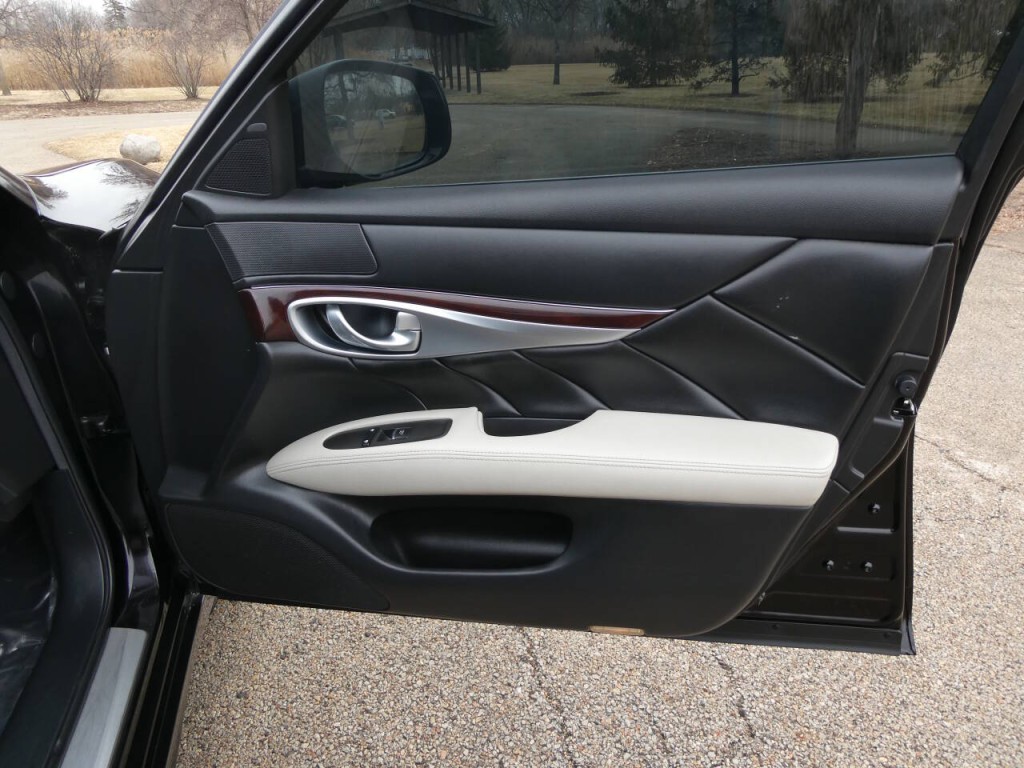 2016 INFINITI Q70 Image 32