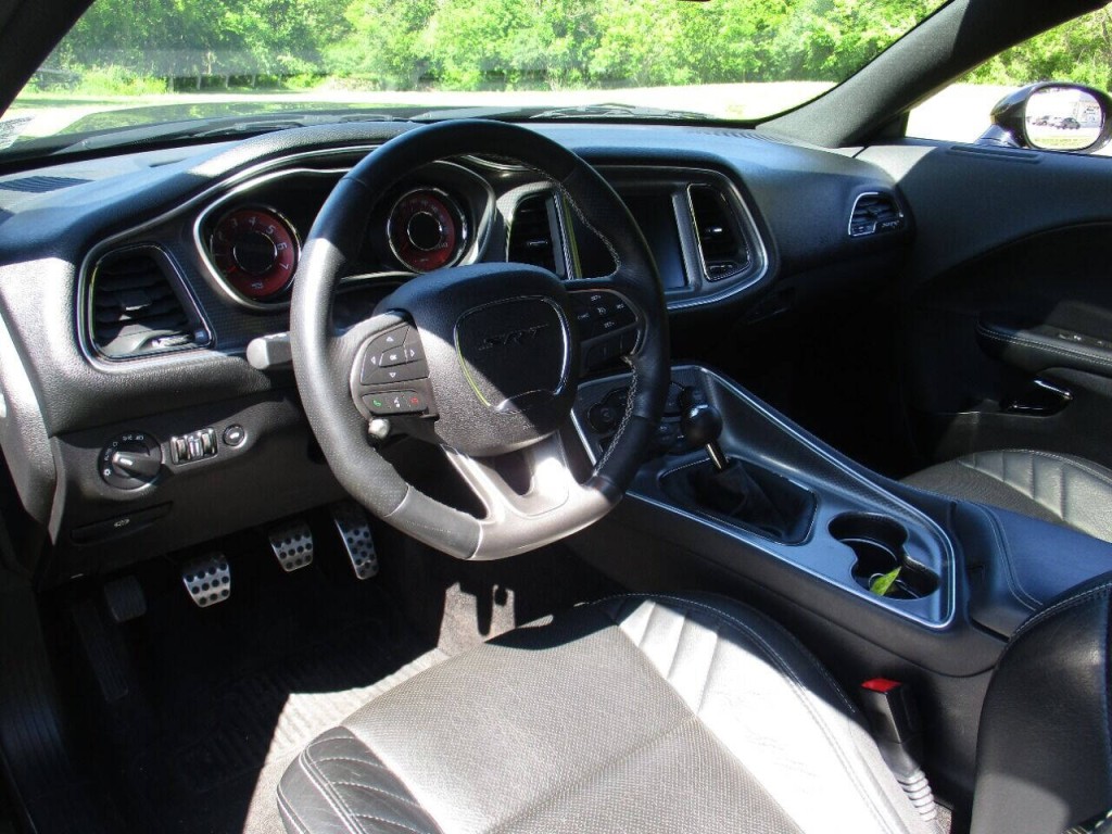 2016 Dodge Challenger Image 9