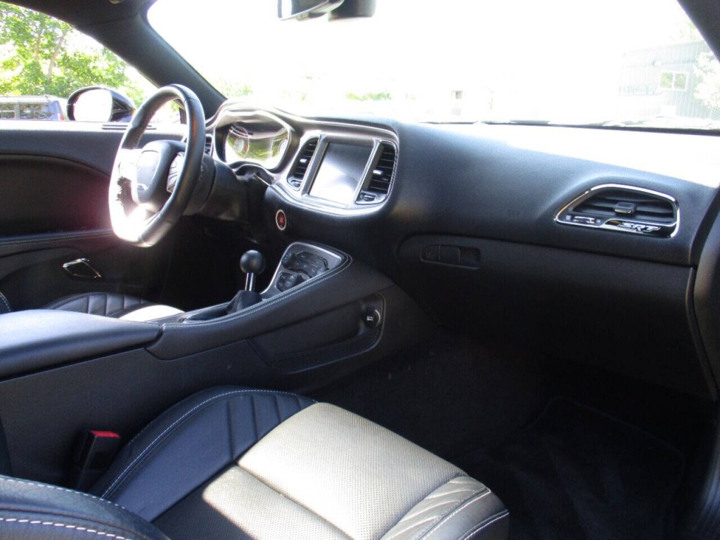 2016 Dodge Challenger Image 21