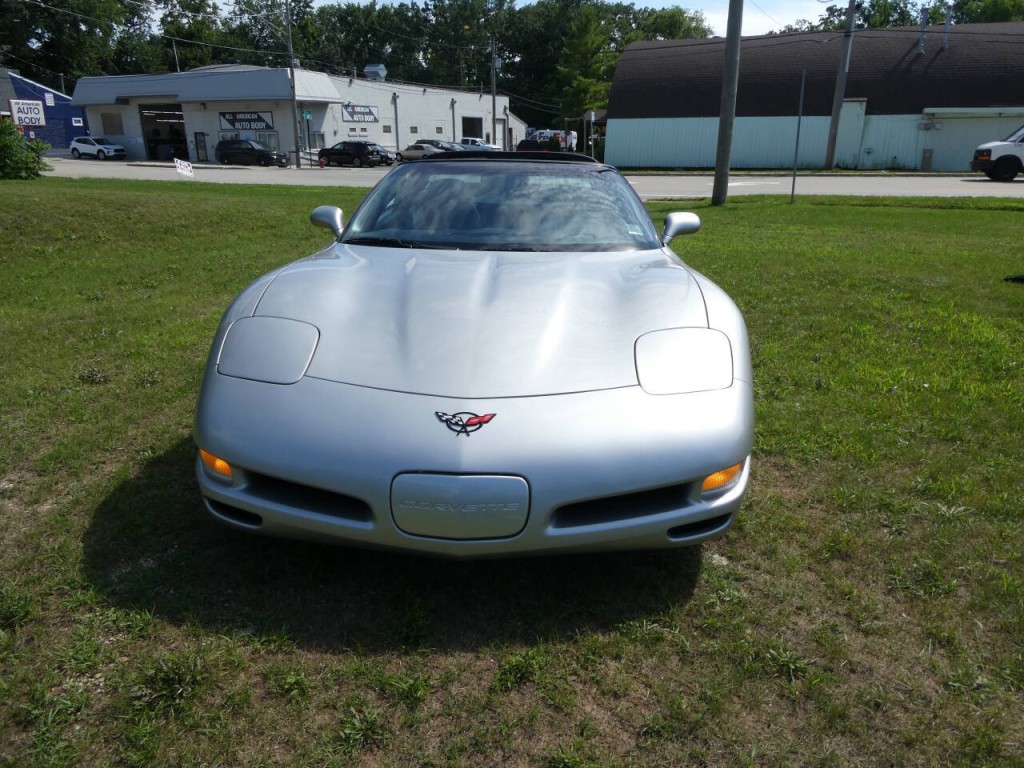 2004 Chevrolet Corvette Image 2