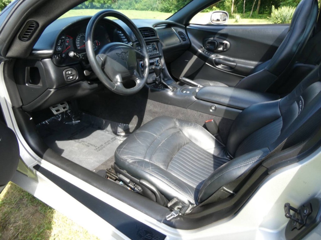 2004 Chevrolet Corvette Image 9
