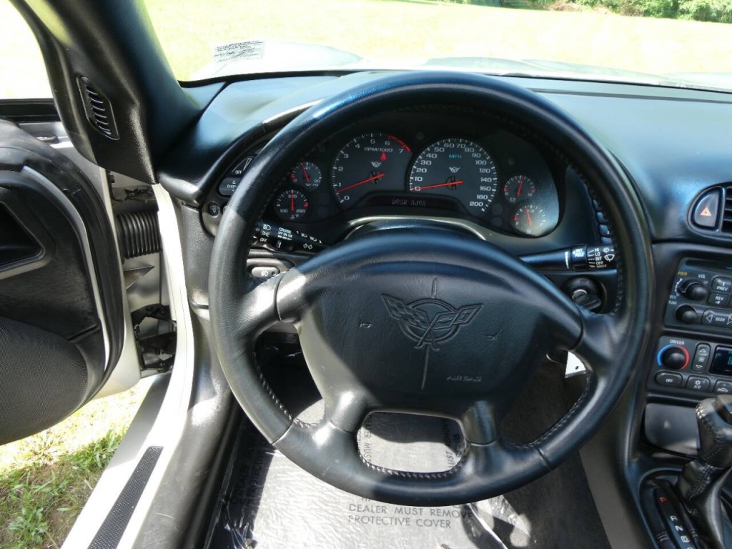 2004 Chevrolet Corvette Image 10