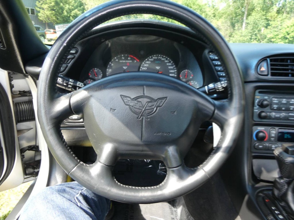 2004 Chevrolet Corvette Image 11