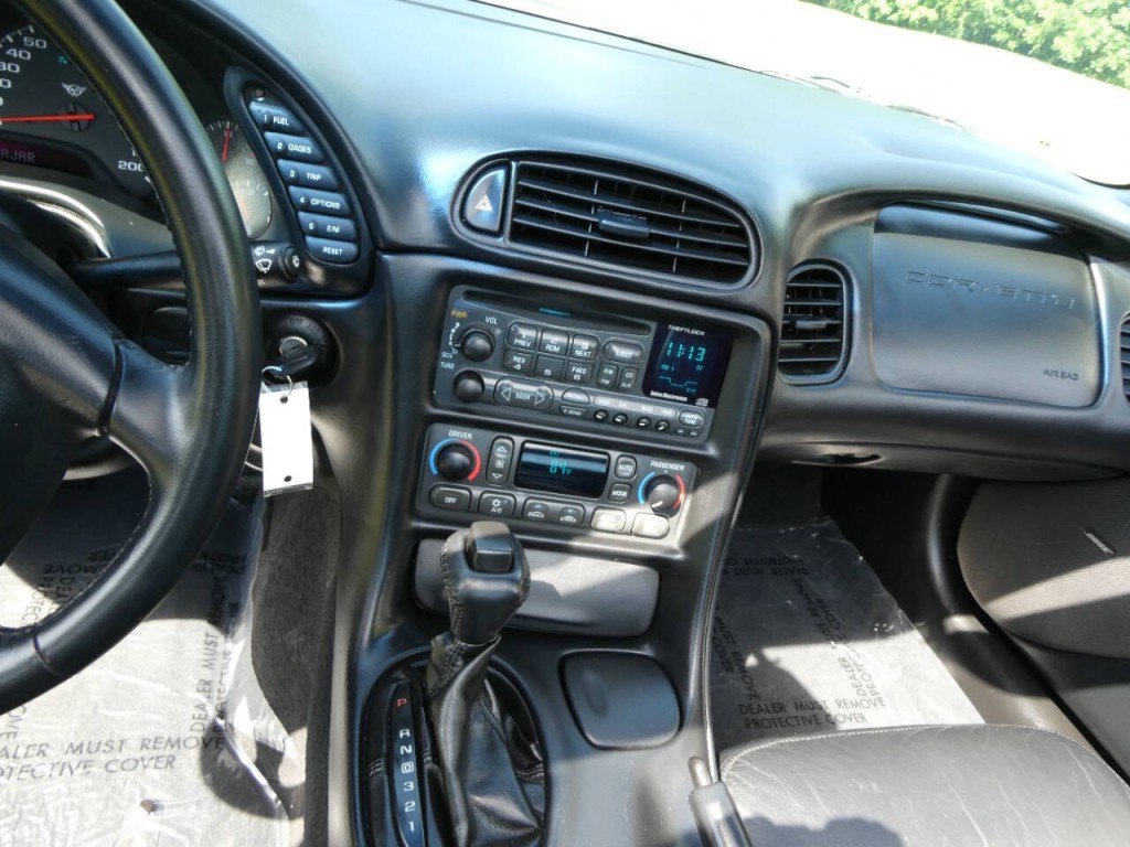 2004 Chevrolet Corvette Image 13