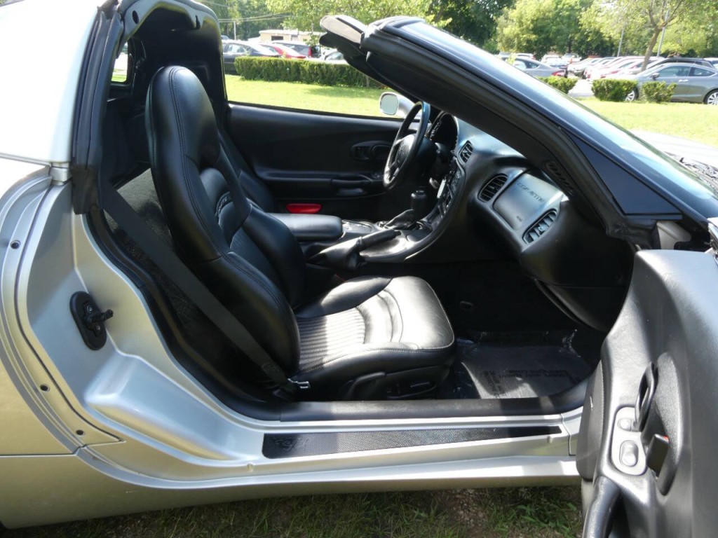 2004 Chevrolet Corvette Image 17