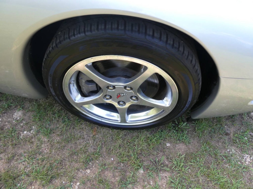 2004 Chevrolet Corvette Image 20