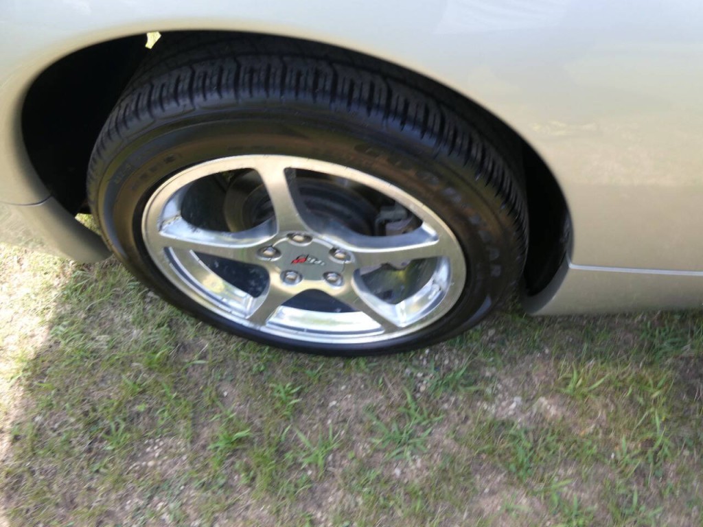 2004 Chevrolet Corvette Image 21