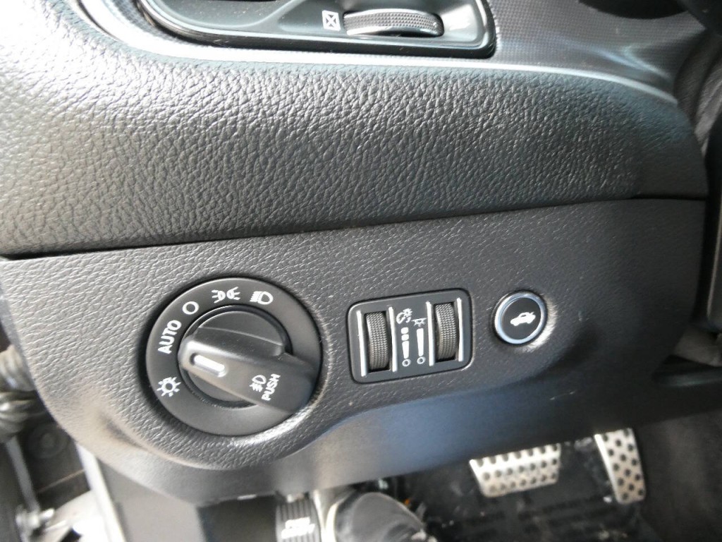 2015 Dodge Challenger Image 24