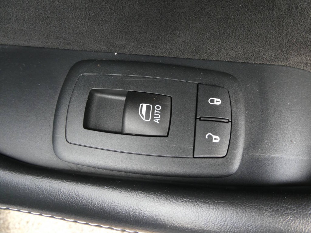 2015 Dodge Challenger Image 30
