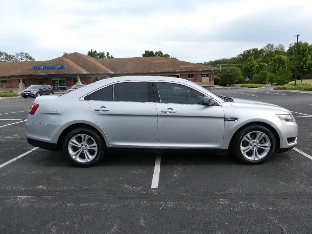 2017 Ford Taurus Image 4