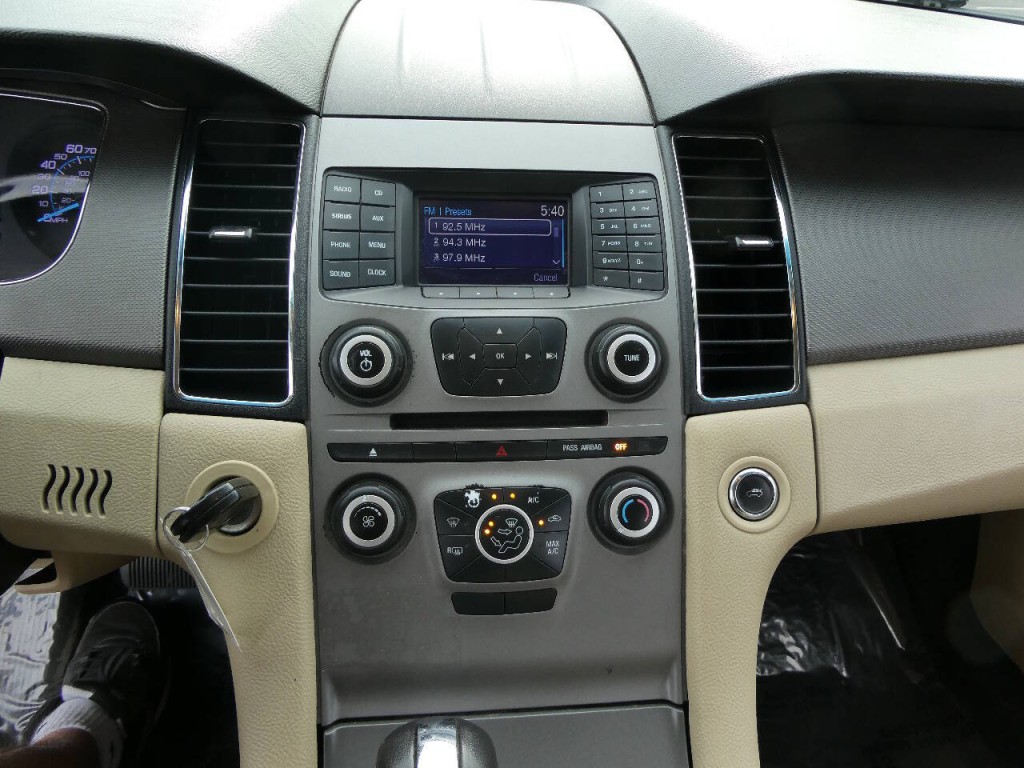 2017 Ford Taurus Image 16