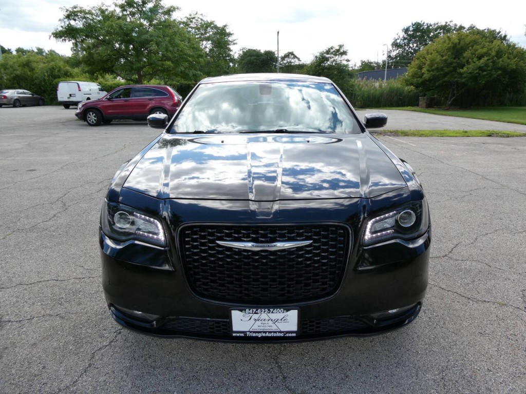 2015 Chrysler 300 Image 2