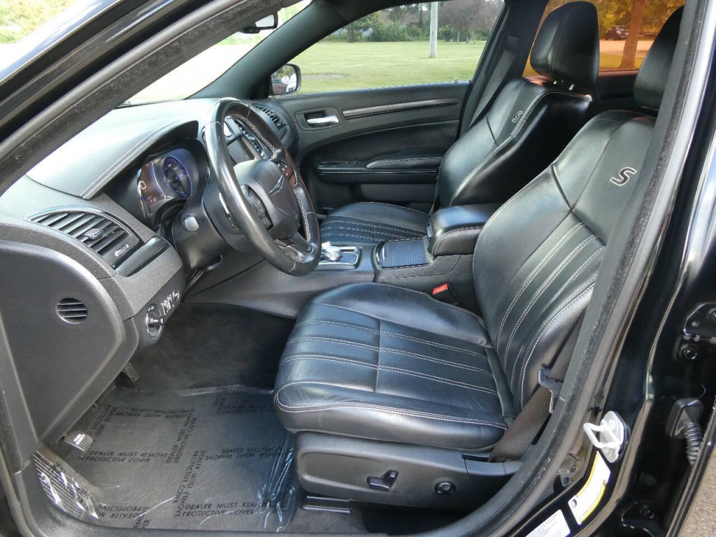 2015 Chrysler 300 Image 9