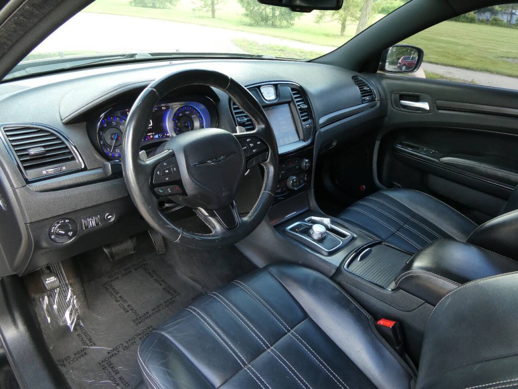2015 Chrysler 300 Image 10