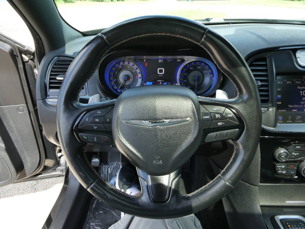 2015 Chrysler 300 Image 11