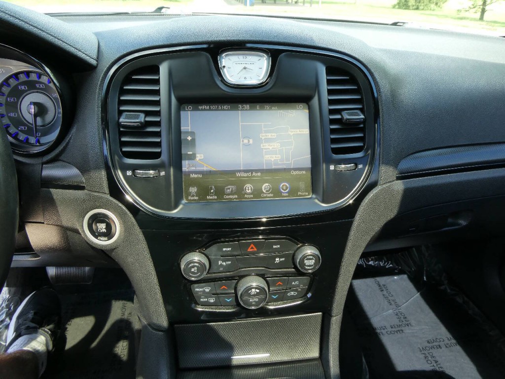 2015 Chrysler 300 Image 16