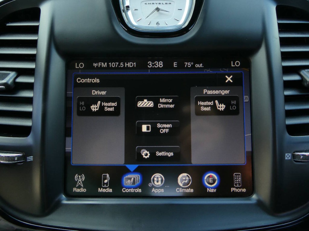 2015 Chrysler 300 Image 17