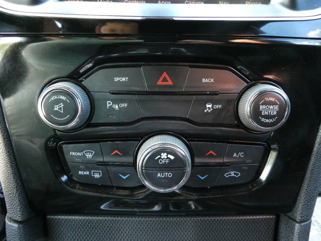 2015 Chrysler 300 Image 19