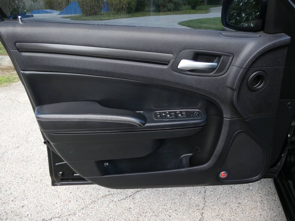 2015 Chrysler 300 Image 23