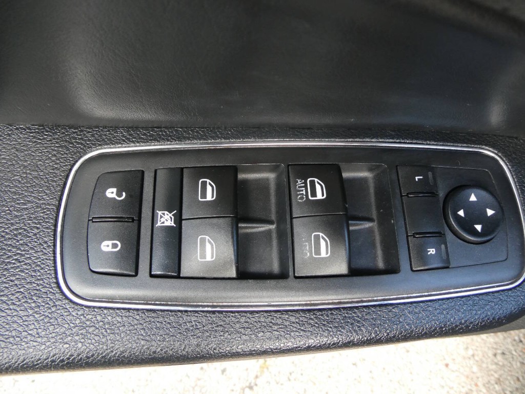 2015 Chrysler 300 Image 24