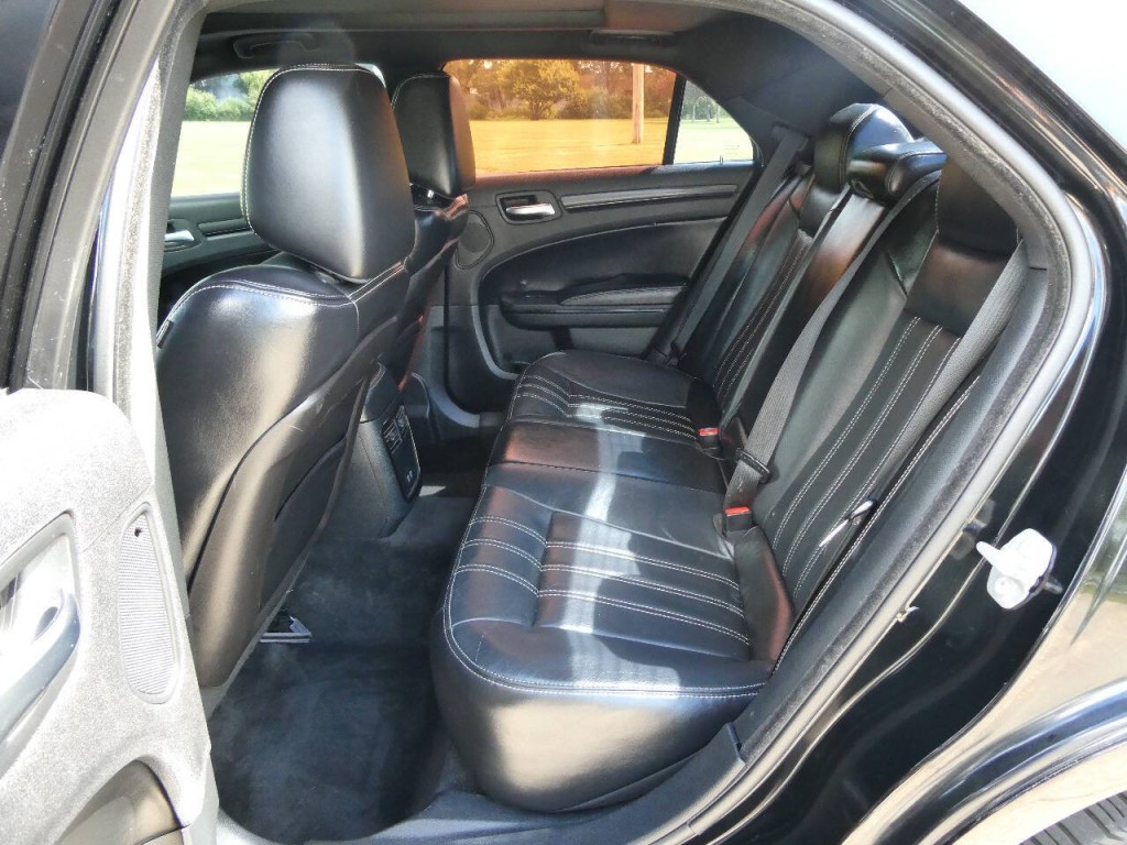 2015 Chrysler 300 Image 25