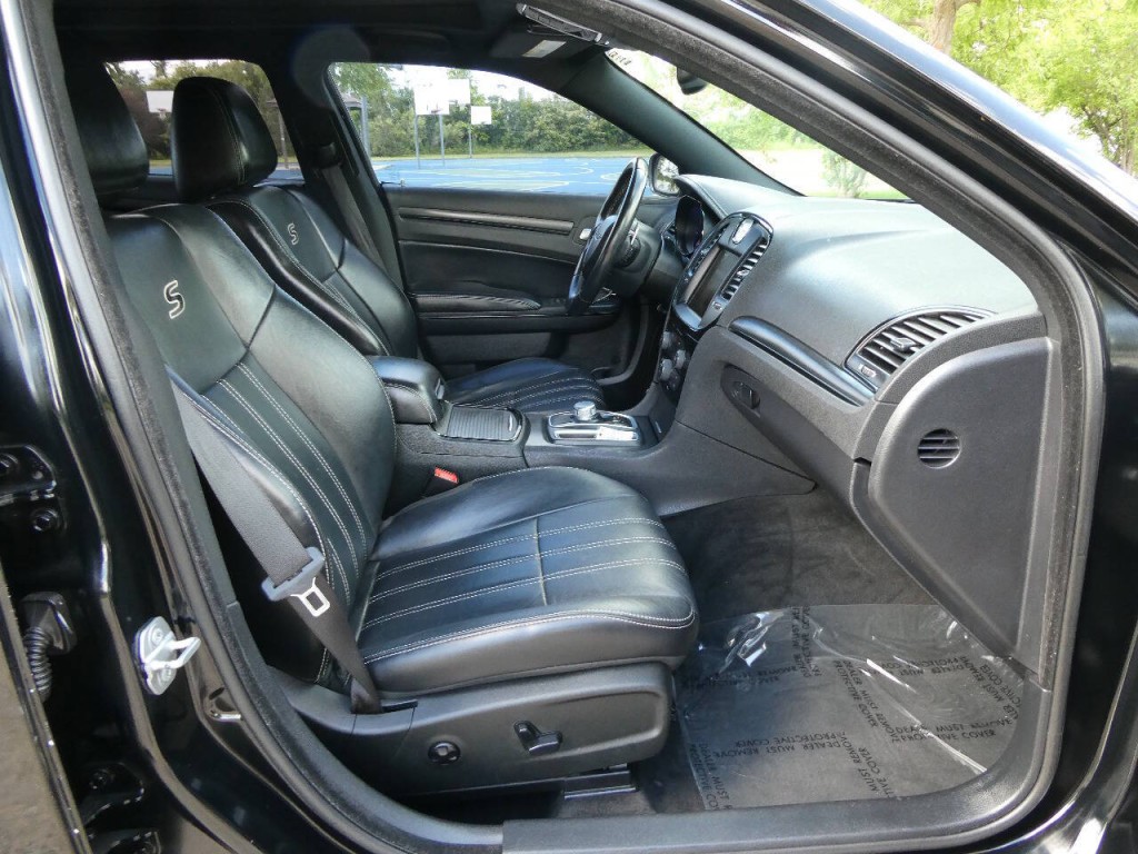 2015 Chrysler 300 Image 29