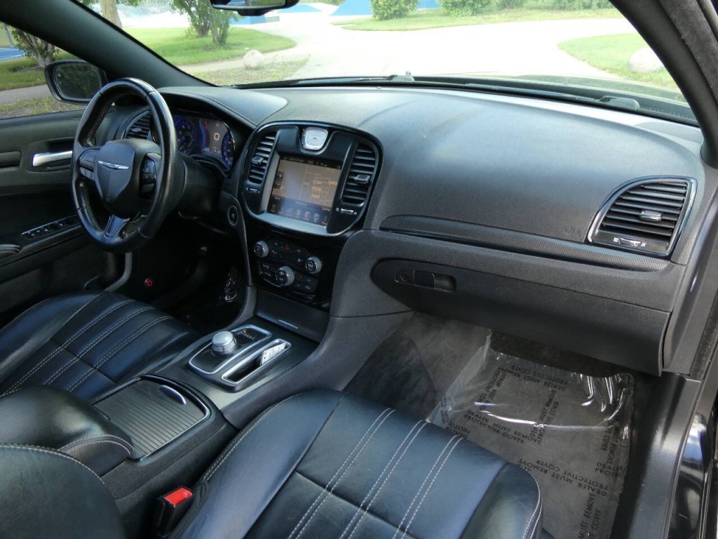 2015 Chrysler 300 Image 30