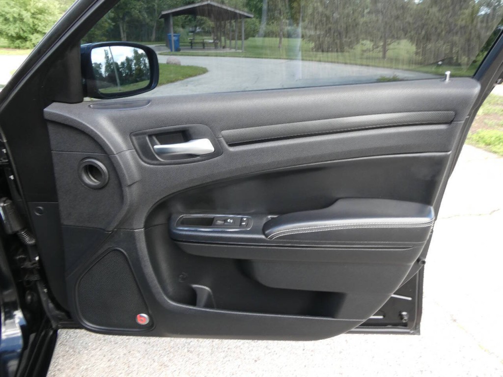 2015 Chrysler 300 Image 31