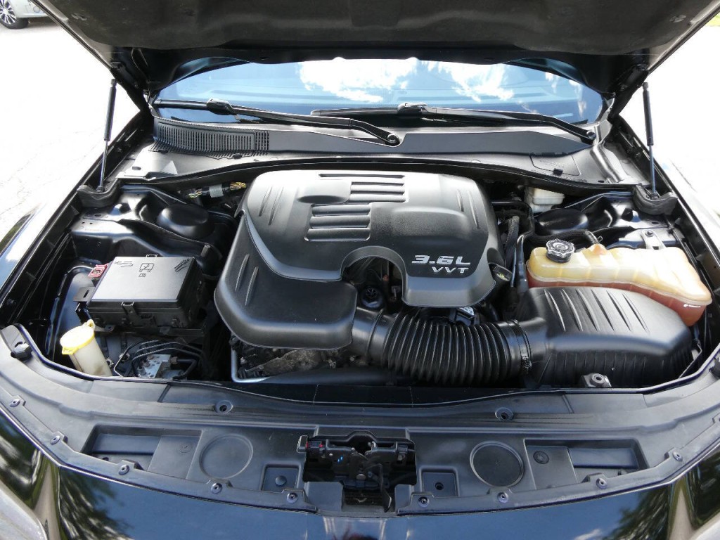 2015 Chrysler 300 Image 32