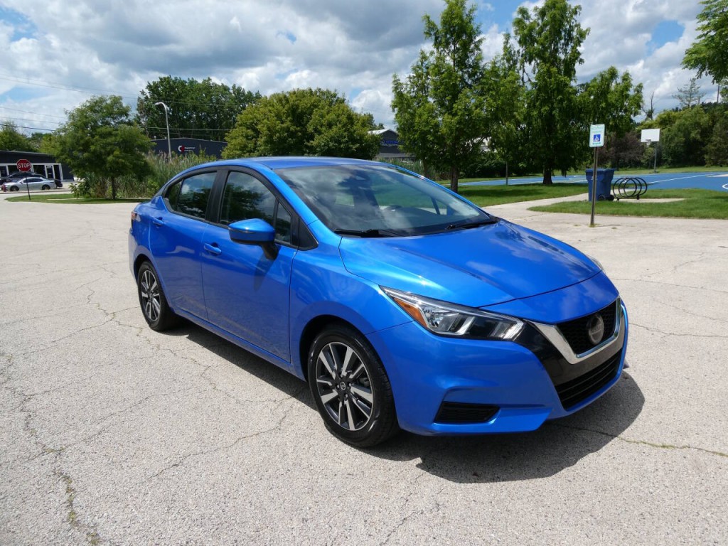 2021 Nissan Versa Image 3