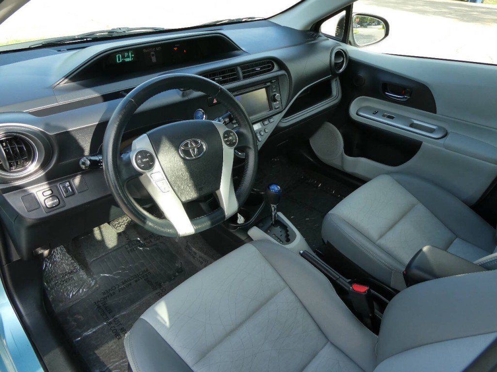 2013 Toyota Prius Image 10