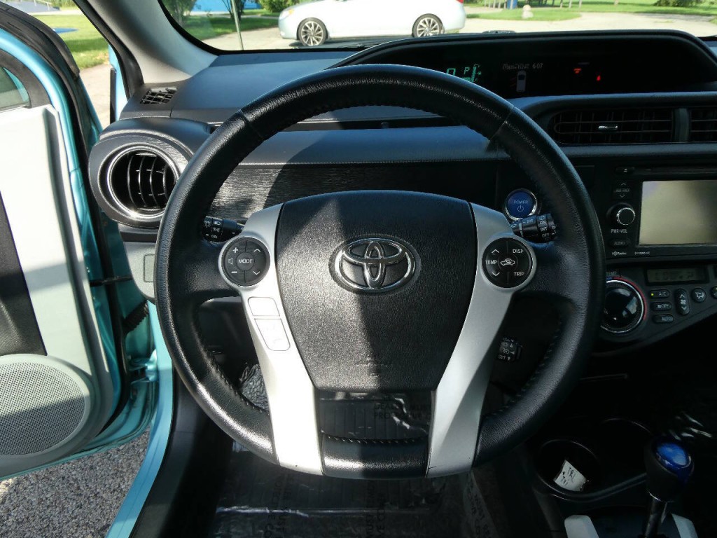 2013 Toyota Prius Image 11