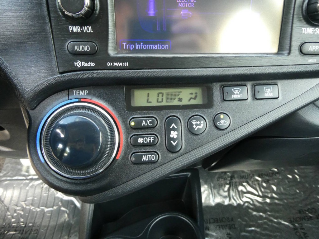 2013 Toyota Prius Image 19