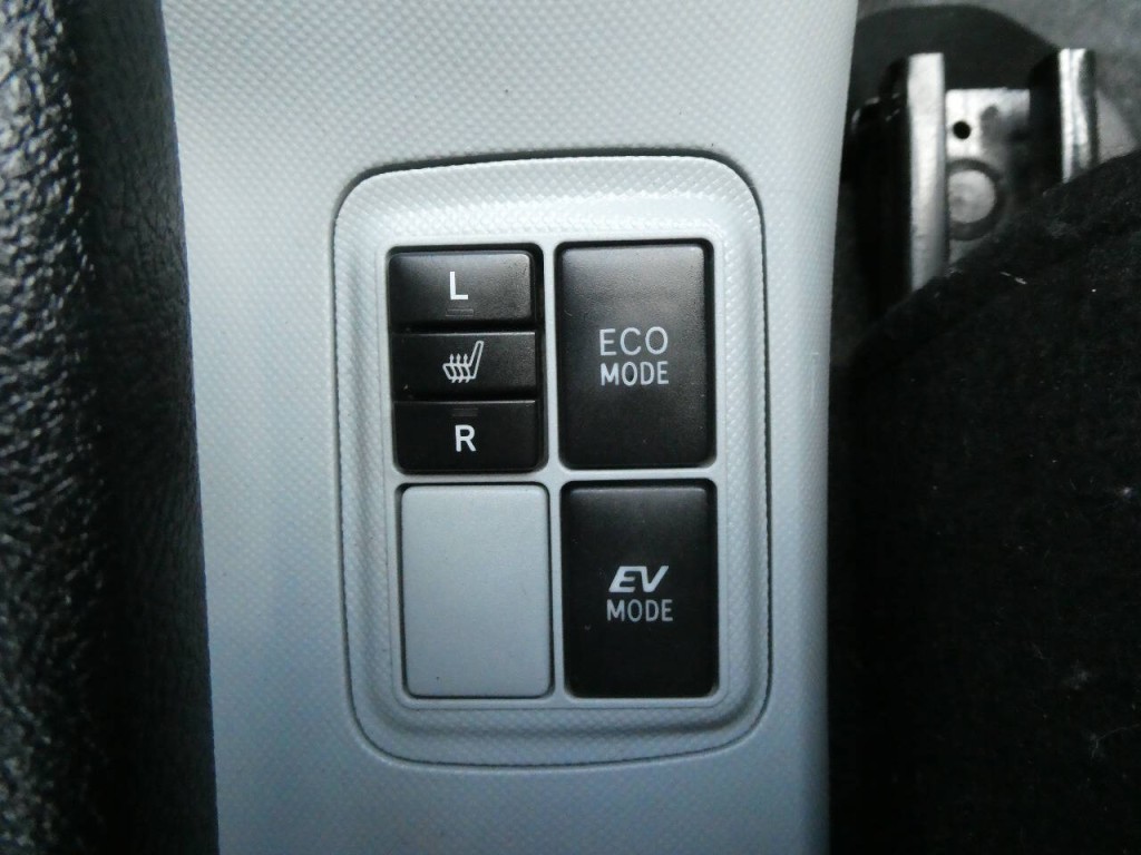 2013 Toyota Prius Image 21