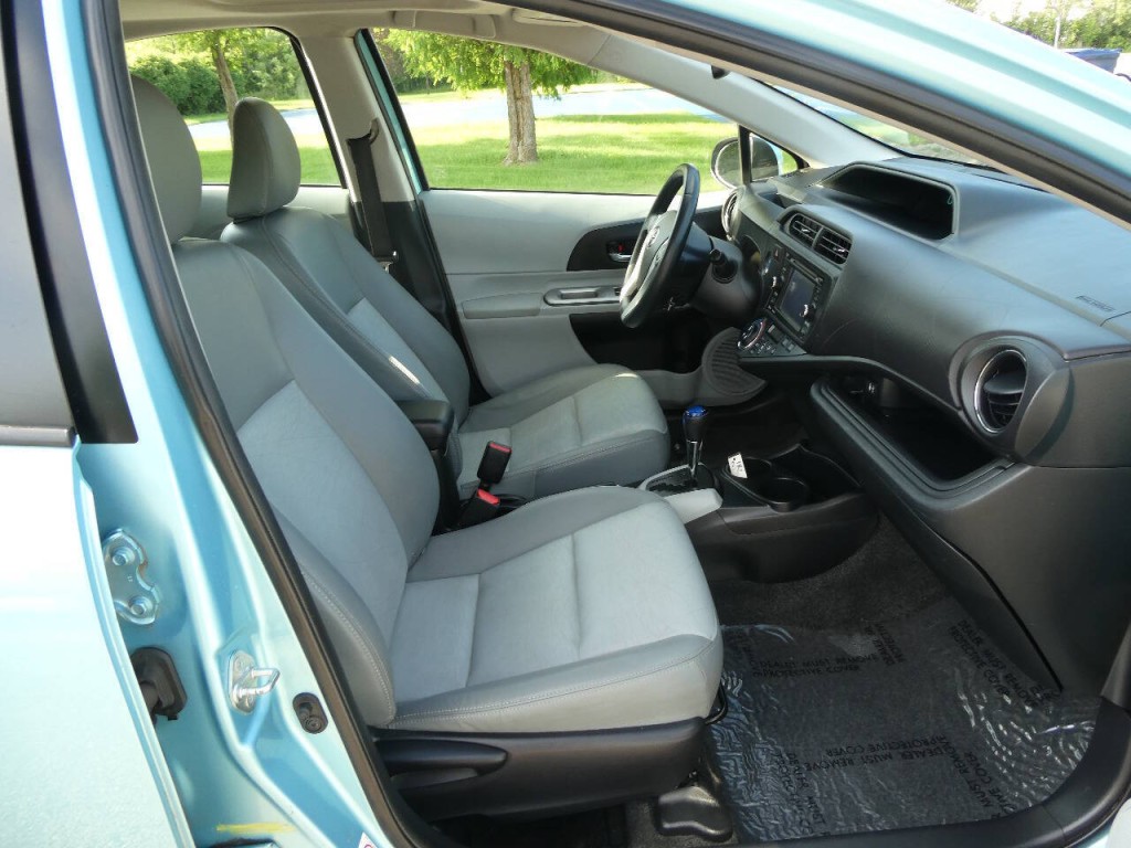 2013 Toyota Prius Image 28