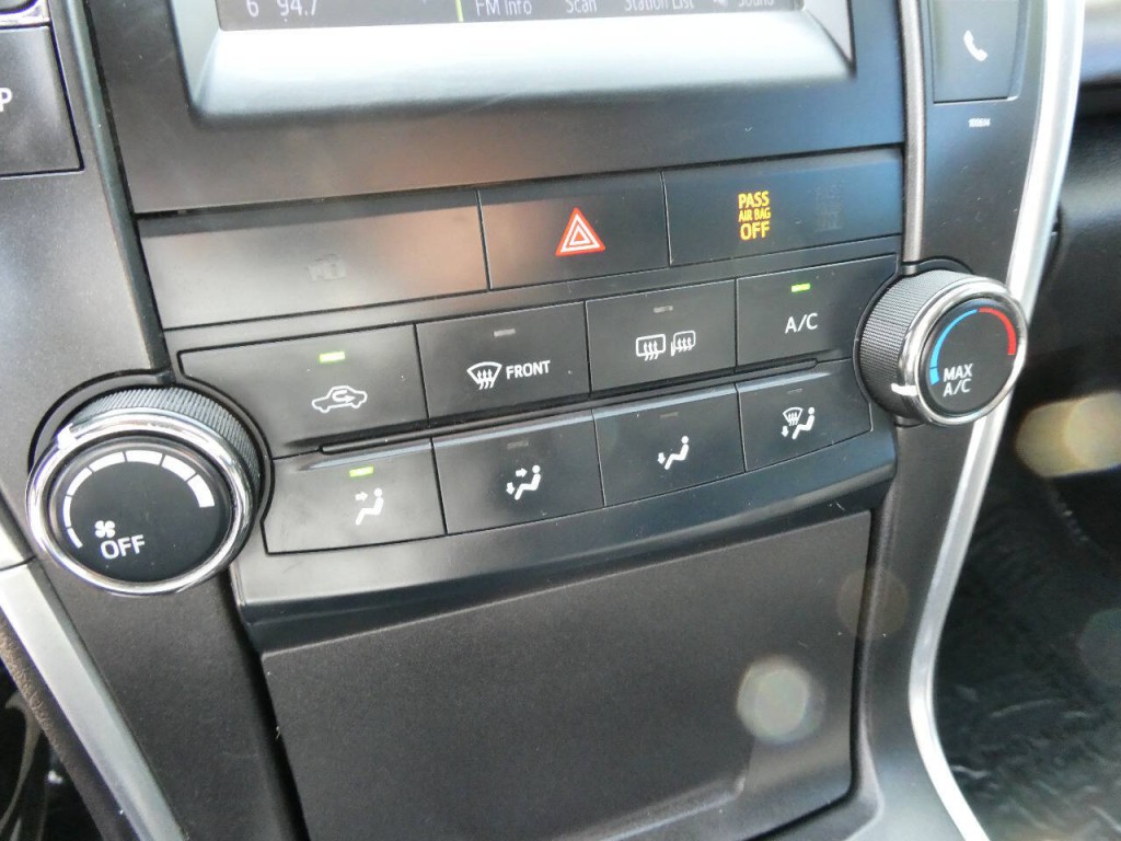2017 Toyota Camry Image 19
