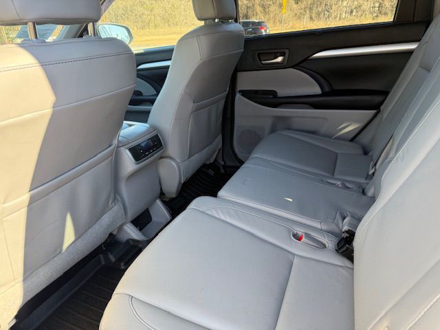 2015 Toyota Highlander Image 8