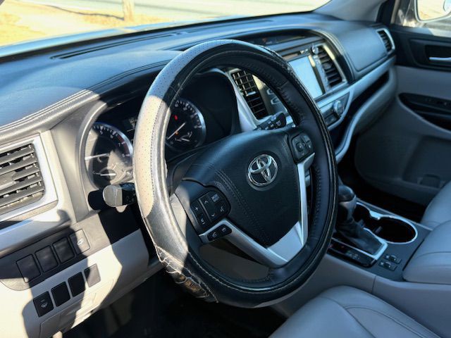 2015 Toyota Highlander Image 11