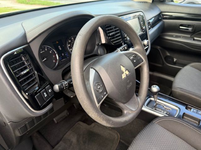2020 Mitsubishi Outlander Image 16
