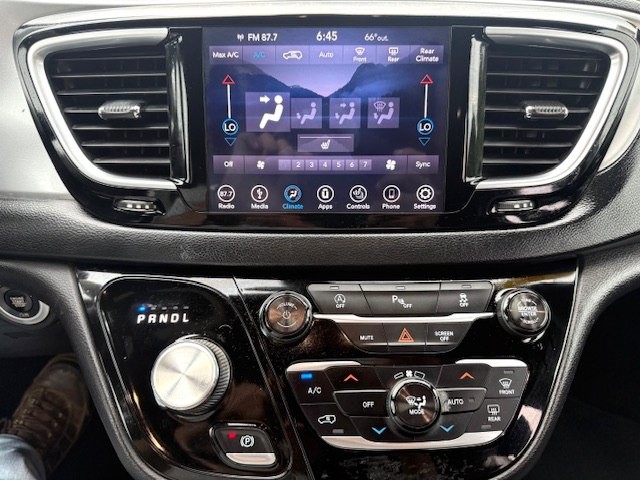 2018 Chrysler Pacifica Image 16