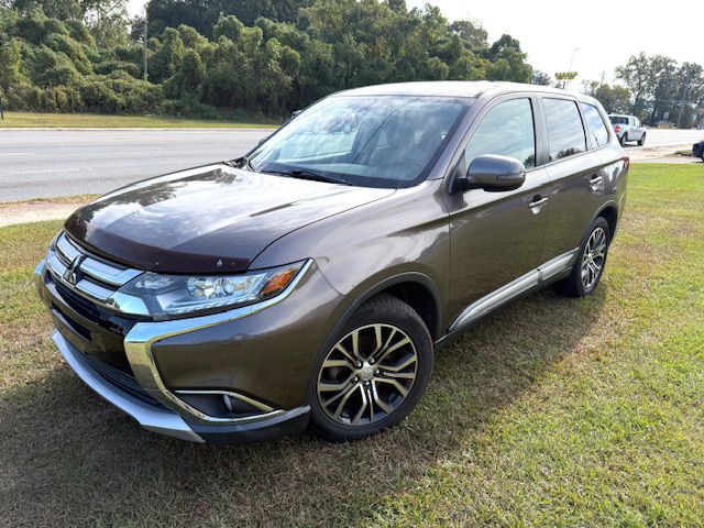 2017 Mitsubishi Outlander Image 1