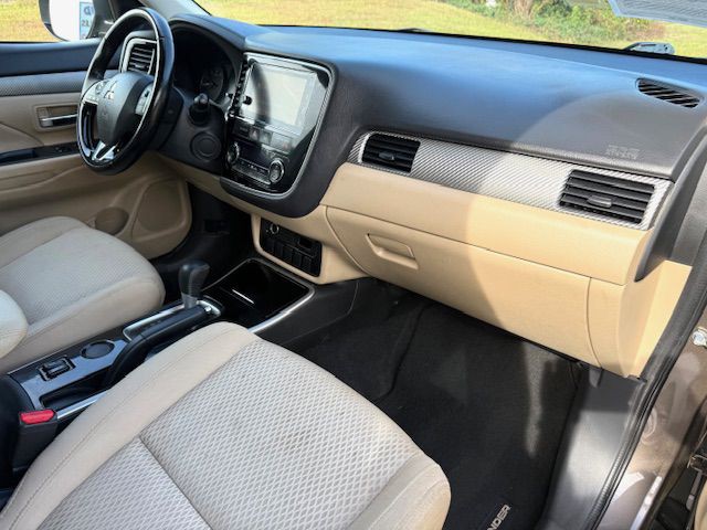 2017 Mitsubishi Outlander Image 9