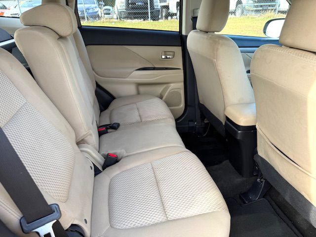 2017 Mitsubishi Outlander Image 10