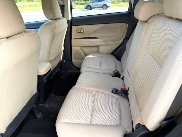 2017 Mitsubishi Outlander Image 11