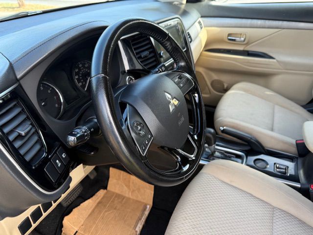 2017 Mitsubishi Outlander Image 14