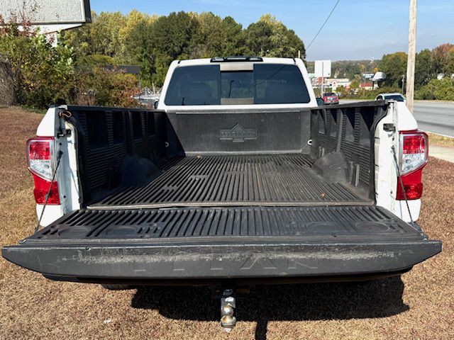 2017 Nissan Titan Image 7