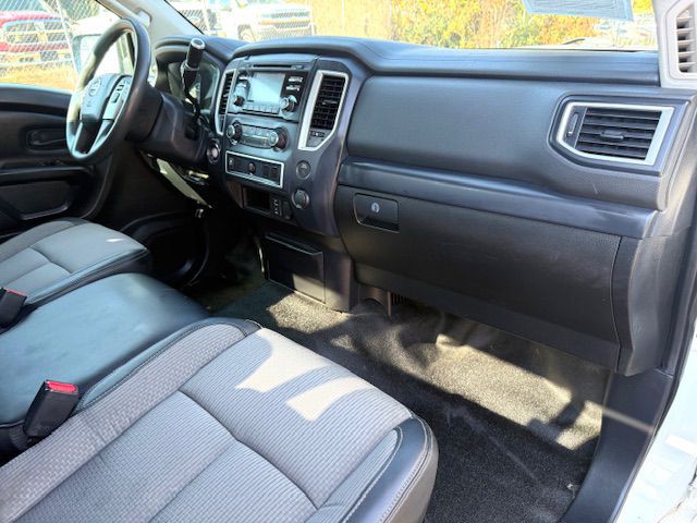 2017 Nissan Titan Image 10