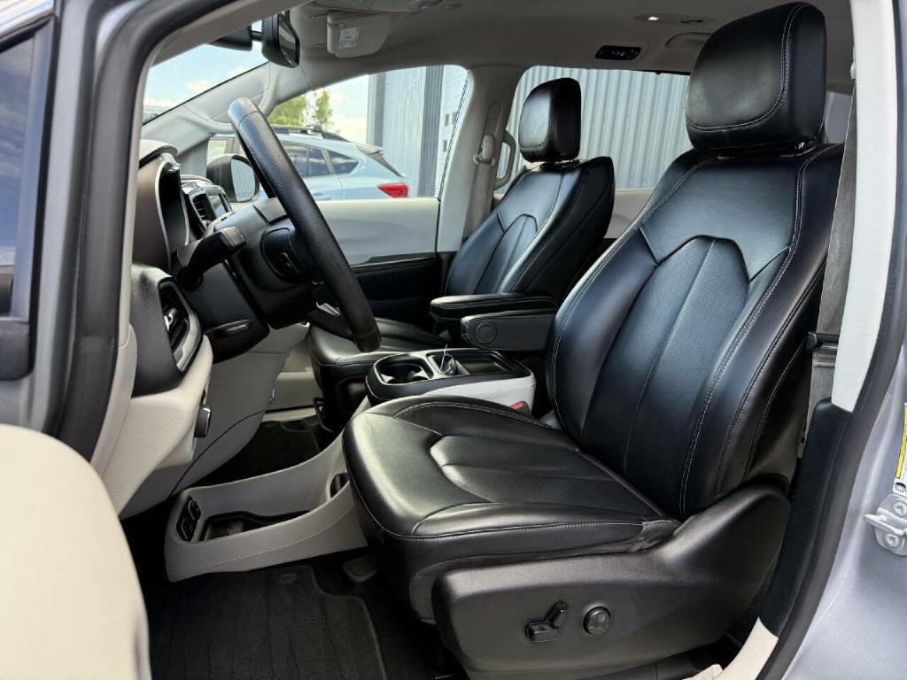 2021 Chrysler Voyager Image 2